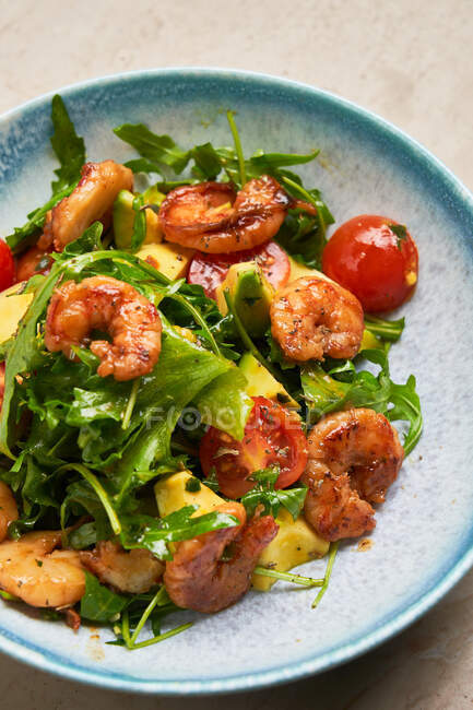 Fresh vitamin salad with rocket and tomatoes — Stock Photo