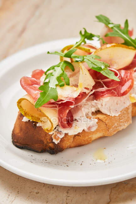 Sandwich aperto con prosciutto e pera — Foto stock