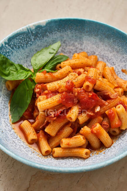 Leckere Pasta mit Kräutern und Tomaten — Stockfoto