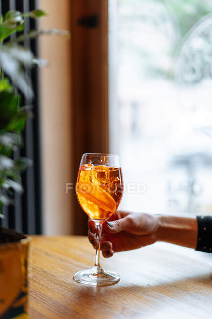 Spritz cocktail à la main féminine — Photo de stock