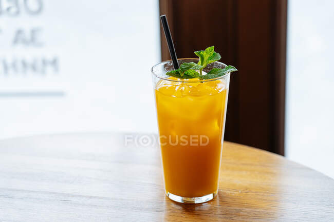 Вкусный холодный желтый коктейль с мятой и трубкой — стоковое фото