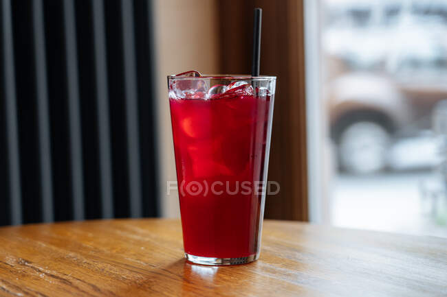 Sabroso cóctel rojo frío en la mesa - foto de stock