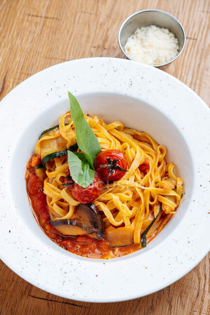 Stilvoll dekorierte Pasta mit Zucchini — Stockfoto