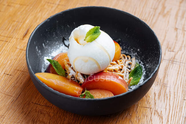 Dessert moderne de haute cuisine avec crème glacée et fruits — Photo de stock