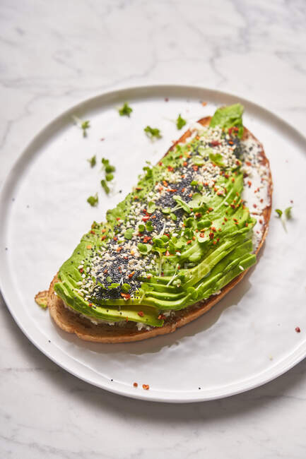Perfektes offenes Sandwich mit Avocado — Stockfoto