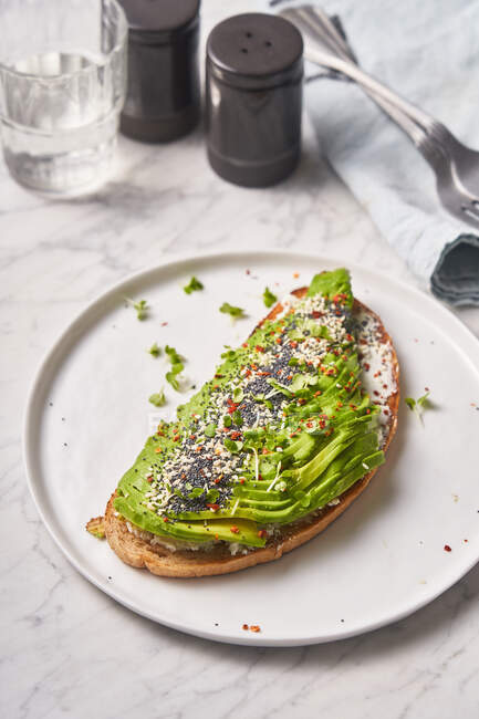 Sandwich aperto perfetto con avocado — Foto stock