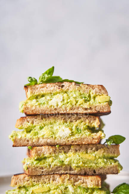 Sandwiches saludables con guacamole y menta - foto de stock