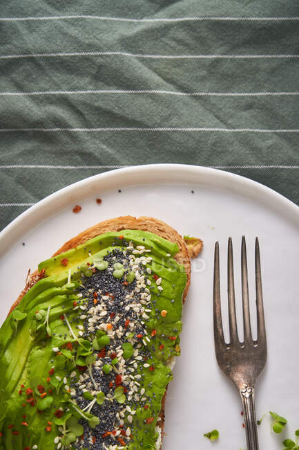 Идеальный открытый сэндвич с авокадо — стоковое фото