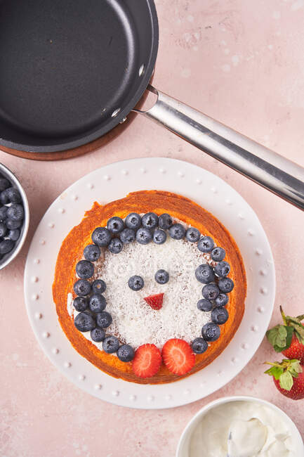 Cake with berries on plate — Stock Photo