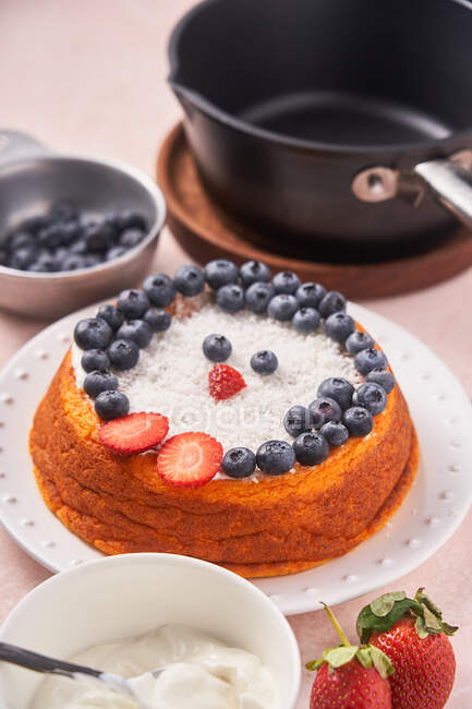 Cake with berries on plate — Stock Photo