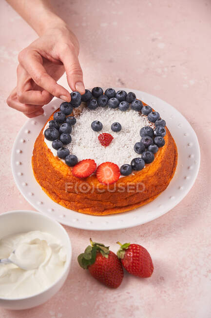 Signora senza volto che serve torta con bacche — Foto stock