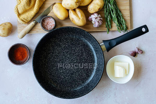Кулінарні інгредієнти біля сковороди — стокове фото