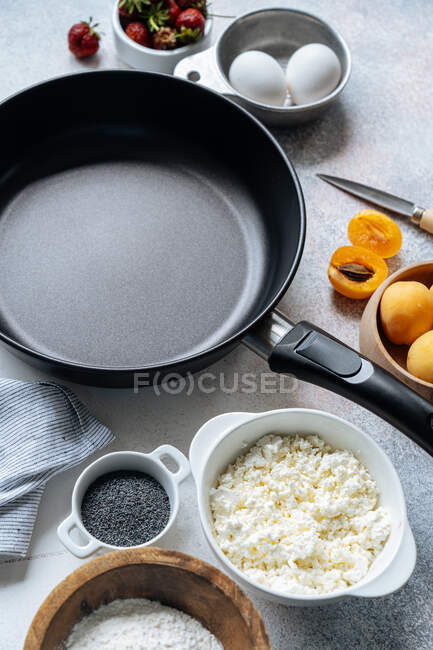 Десертні інгредієнти навколо сковороди — стокове фото