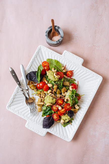 Leckerer vegetarischer Salat auf weißem Teller — Stockfoto