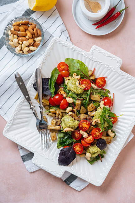 Смачний вегетаріанський салат на білій тарілці — стокове фото