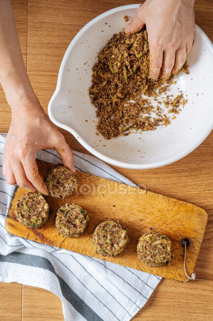 Femme préparant des hamburgers végétaliens sains — Photo de stock