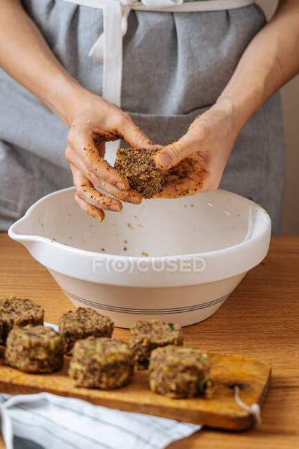 Mulher preparando costeletas vegetarianas saudáveis — Fotografia de Stock