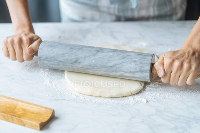 З - під землі придатний для приготування тіста з мармуровим валом на столі на кухні. — стокове фото