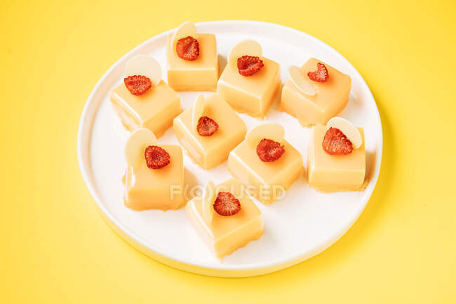 Délicieux dessert aux framboises et chocolat blanc — Photo de stock