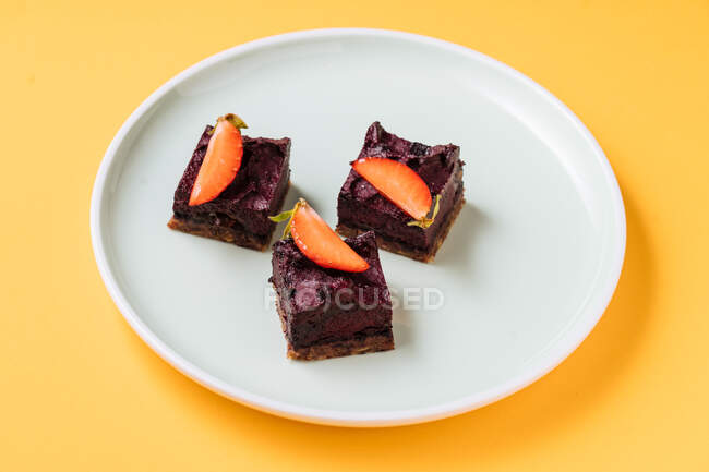 Tasty chocolate cake with strawberry — Stock Photo