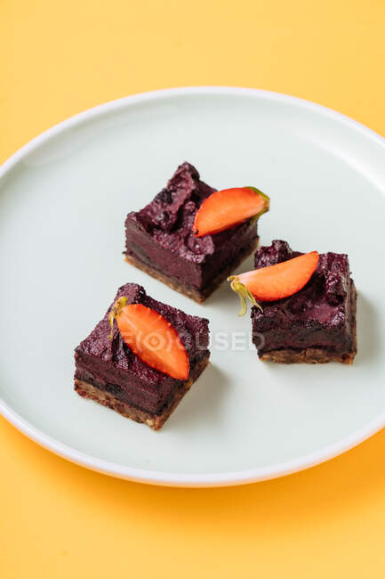 Sabroso pastel de chocolate con fresa - foto de stock