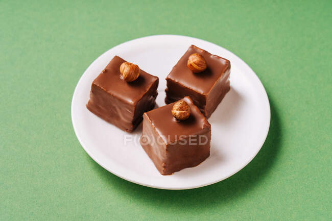 Chocolate dessert with hazelnuts on plate — Stock Photo