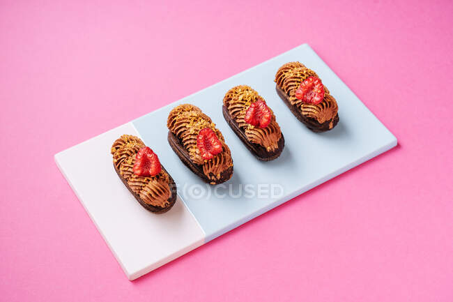 Шоколадные эклеры со свежей малиной — стоковое фото