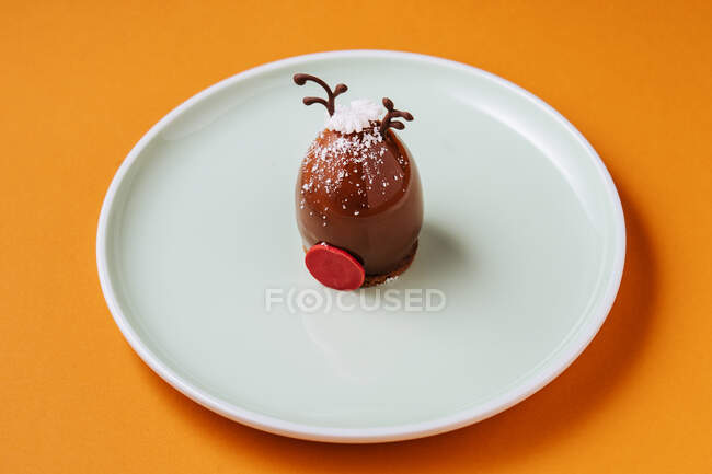 Симпатичний різдвяний десерт на тарілці — стокове фото