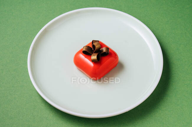 Geschenkförmiges Dessert auf Teller — Stockfoto
