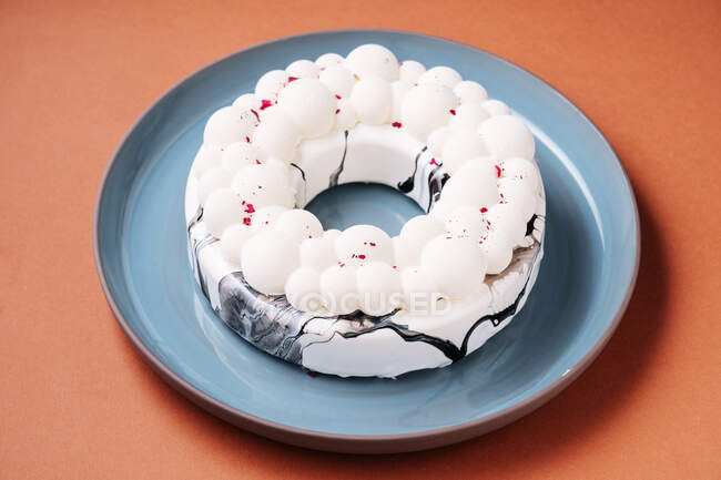 Gâteau en forme d'anneau avec glaçage doux — Photo de stock