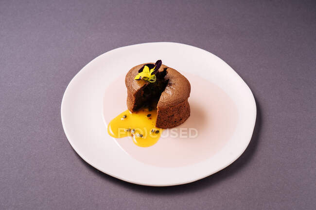 Шоколадний кекс з фруктовою начинкою — стокове фото