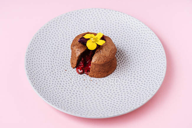 Muffin au chocolat avec garniture aux fruits — Photo de stock