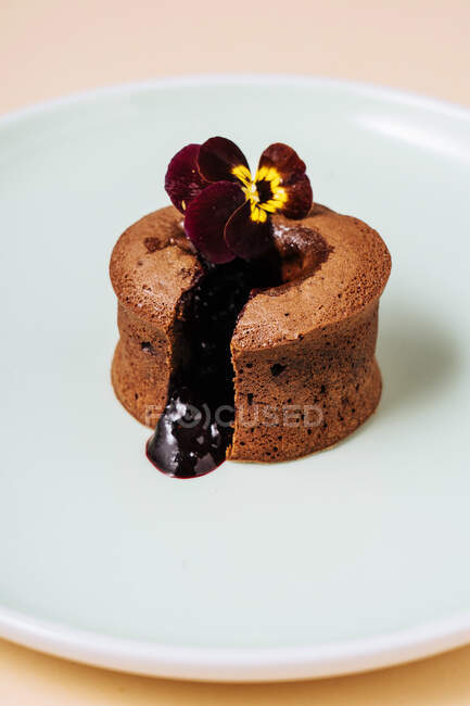 Muffin au chocolat avec garniture au chocolat — Photo de stock