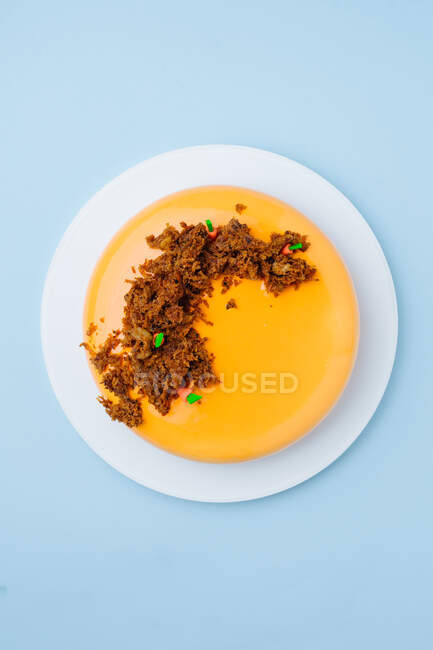 Leckerer Kuchen mit kleinen Karotten — Stockfoto