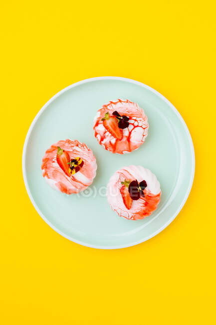 Desserts savoureux aux fraises et fleurs — Photo de stock