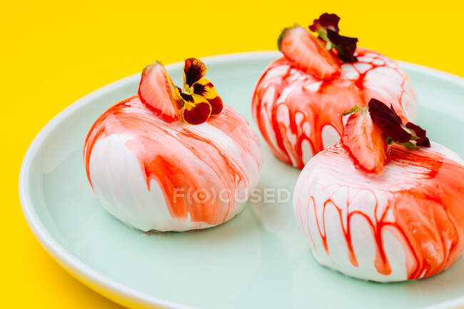 Вкусные десерты с клубникой и цветами — стоковое фото