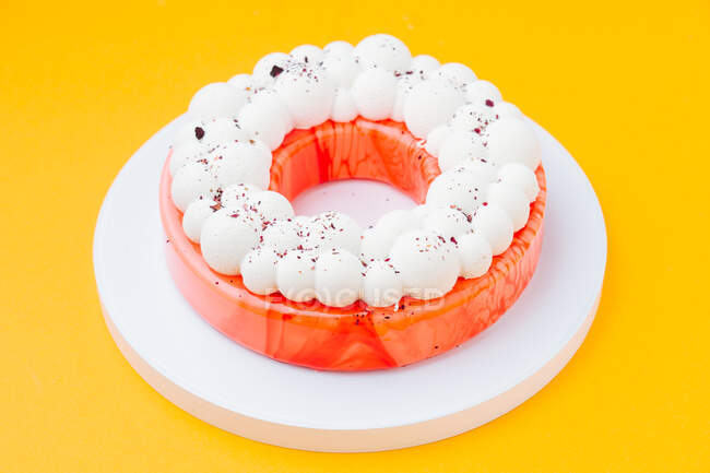 Torta en forma de anillo con glaseado rojo - foto de stock