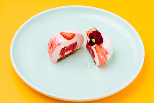 Восхитительный десерт с ягодной начинкой — стоковое фото