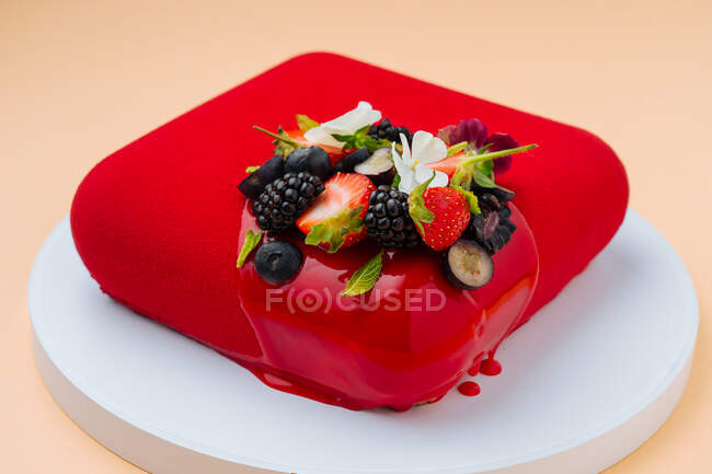 Червоний торт зі свіжими ягодами — стокове фото