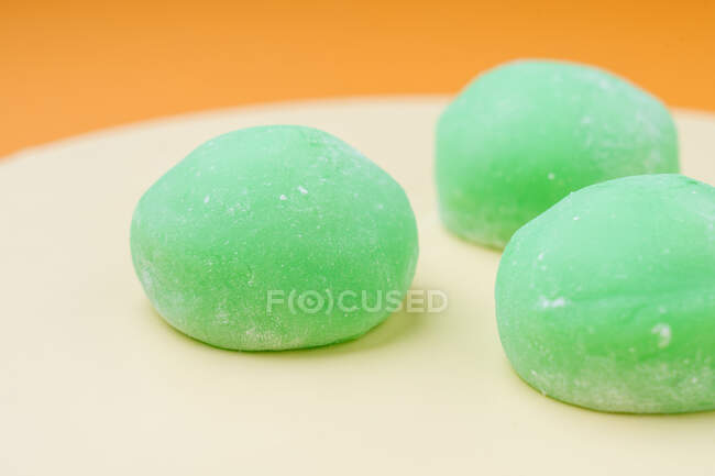 Closeup saborosa massa em forma de rocha com doce cobertura verde colocada na placa — Fotografia de Stock