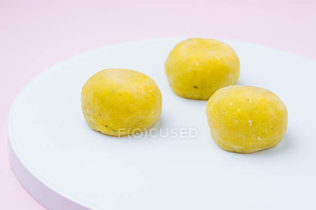 Delicious dessert with yellow icing — Stock Photo