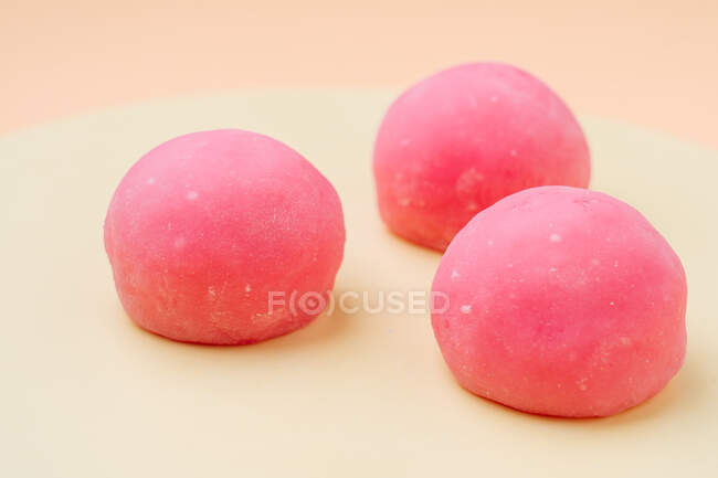 Смачний десерт з рожевим глазур'ю — стокове фото