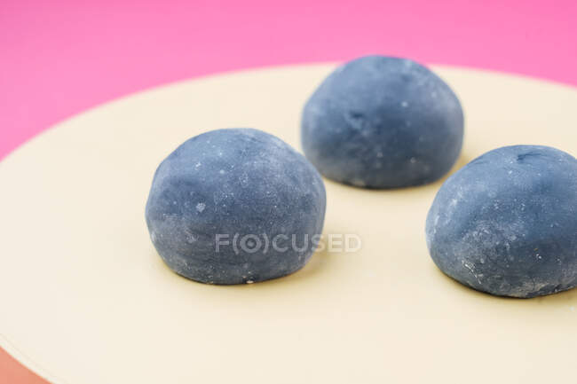 Смачний десерт з сірим глазур'ю — стокове фото