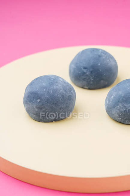 Leckeres Dessert mit grauem Zuckerguss — Stockfoto