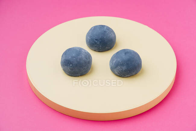 Вкусный десерт с серой глазурью — стоковое фото