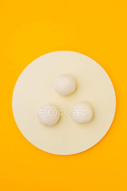 Leckeres Dessert mit weißem Zuckerguss — Stockfoto
