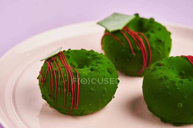 Ciambelle con glassa verde sul piatto — Foto stock