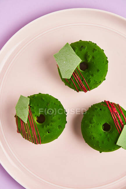 Ciambelle con glassa verde sul piatto — Foto stock