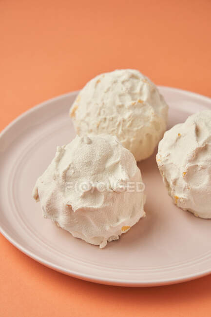 Dessert en forme de boule sur assiette — Photo de stock