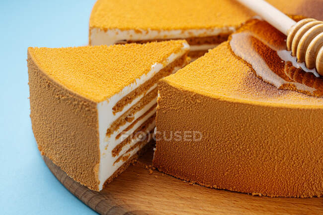 Colher de mel no bolo de favo de mel — Fotografia de Stock